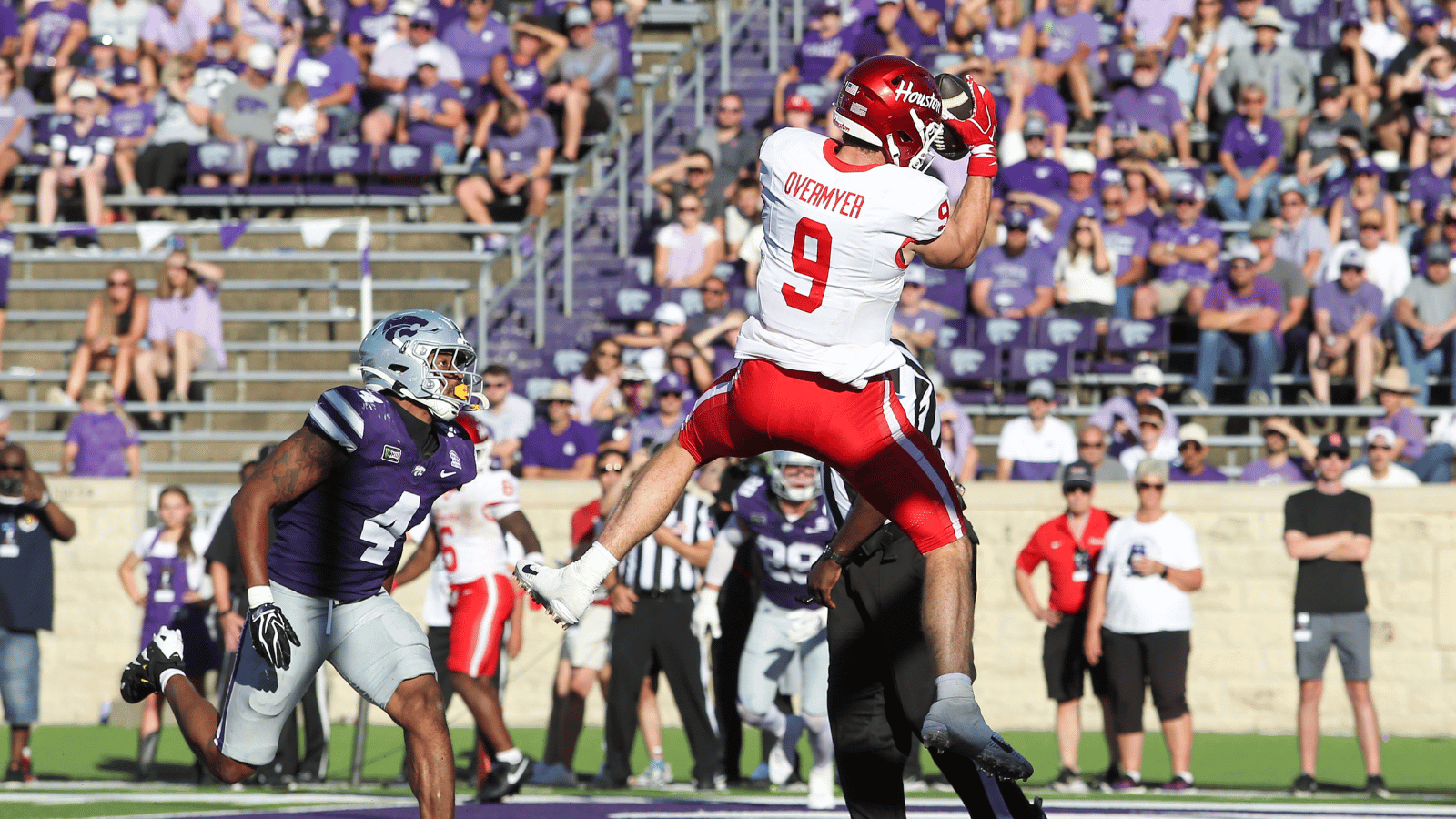 Oct 10, 2026; Manhattan, Kansas, USA; Houston Cougars tight end Patrick Overmyer (9) makes a touchdown catch against Kansas State Wildcats linebacker Mekhi Mason (4) in the third quarter at Bill Snyder Family Football Stadium.